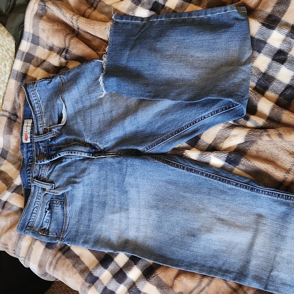 Blue Wrangler Straight Leg Jeanes Frayed Bottoms